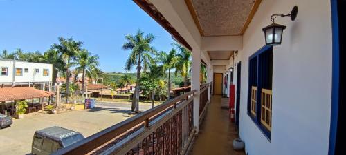 un balcon d'un immeuble avec vue sur une rue dans l'établissement Pousada Santo Antônio Tiradentes 400m Maria Fumaça 2º Andar, à Tiradentes