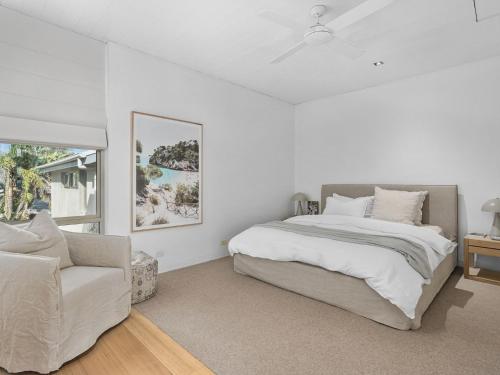 En eller flere senge i et værelse på Waters Edge absolute beachfront