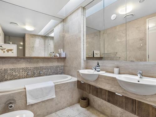 Et badeværelse på Waters Edge absolute beachfront