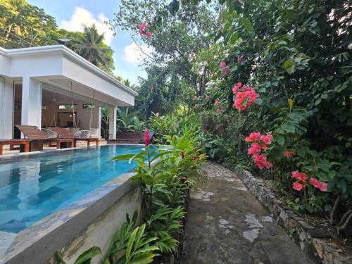 Πισίνα στο ή κοντά στο Jungle Rooftop Villa, near beach