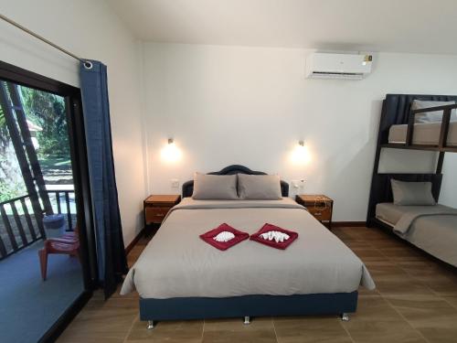En eller flere senge i et værelse på Khao Sok Palm Garden Resort