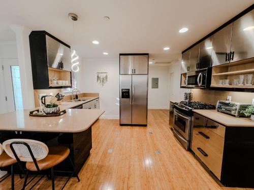 门洛帕克Serene Escape 2BD Private Patio & Firepit near Stanford的厨房铺有木地板,配有不锈钢用具