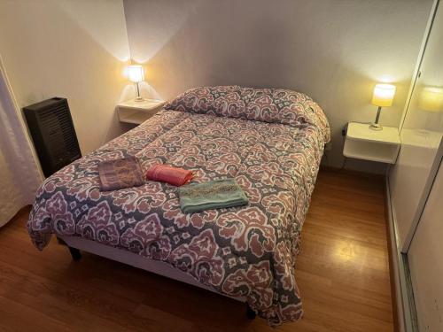 Un pat sau paturi într-o cameră la Departamento zona norte Puerto Madryn