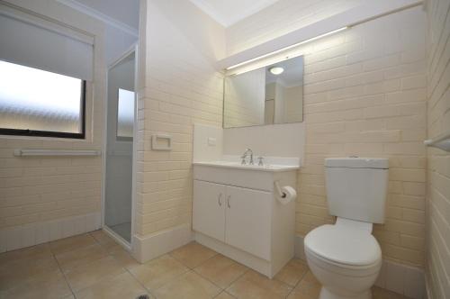 Ένα μπάνιο στο The Sands Holiday Apartments