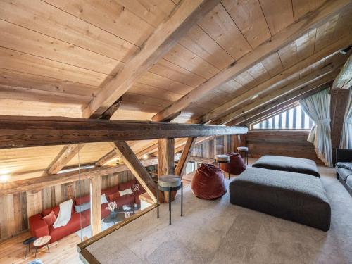 Zimmer im Dachgeschoss mit einem Bett und einem Sofa in der Unterkunft Chalet chaleureux 10 pers, parking Saint-Gervais - FR-1-663-23 in Saint-Gervais-les-Bains