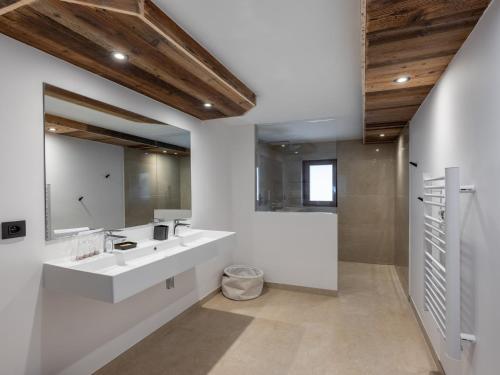 ein Badezimmer mit zwei Waschbecken und einem Spiegel in der Unterkunft Chalet chaleureux 10 pers, parking Saint-Gervais - FR-1-663-23 in Saint-Gervais-les-Bains