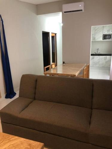 a living room with a couch and a kitchen at casa jireh in Santa Cruz Huatulco