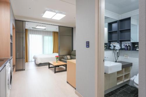 Kuchyň nebo kuchyňský kout v ubytování Firstcity Hotel YEOSU