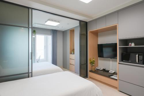 Postel nebo postele na pokoji v ubytování Firstcity Hotel YEOSU