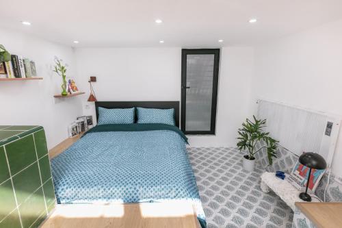 a bedroom with a large bed in a room at 上海希之民宿 in Shanghai