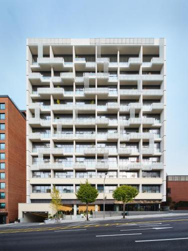 un condominio con balconi su una strada della città di Ananti at Gangnam a Seul