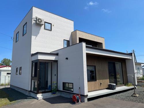 a white building with a lot of windows at オホーツクの海の幸が食べられる 漁師の家ゲストハウスOhana in Abashiri