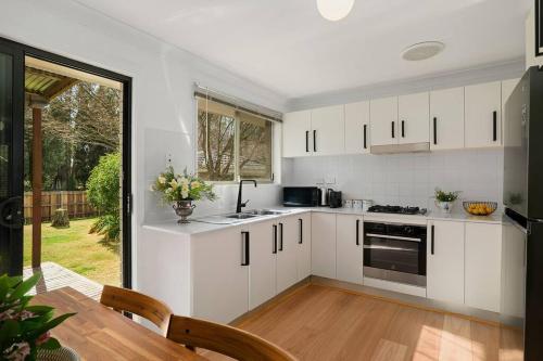 Kuchyň nebo kuchyňský kout v ubytování Nickle Cottage - your own little Bowral retreat!