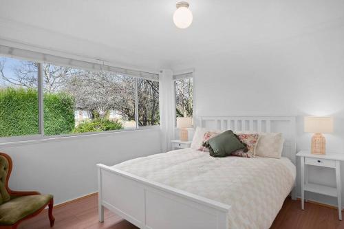 Postel nebo postele na pokoji v ubytování Nickle Cottage - your own little Bowral retreat!