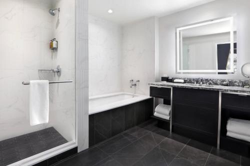 Bilik mandi di The Gwen, a Luxury Collection Hotel, Michigan Avenue Chicago
