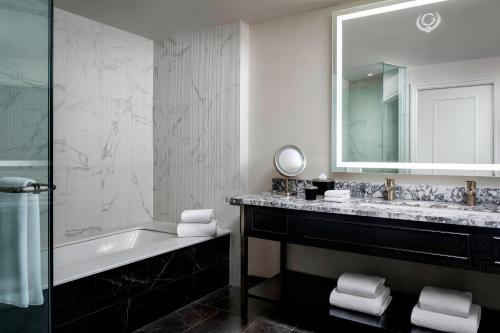 Bilik mandi di The Gwen, a Luxury Collection Hotel, Michigan Avenue Chicago