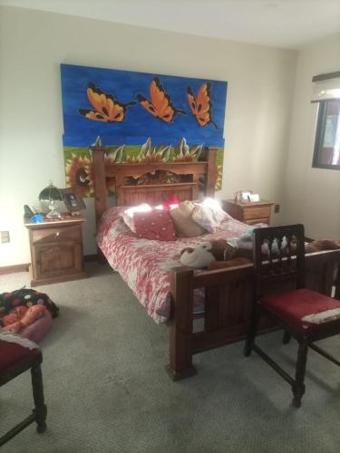 a bedroom with a bed and a painting on the wall at Habitación iluminada in La Paz
