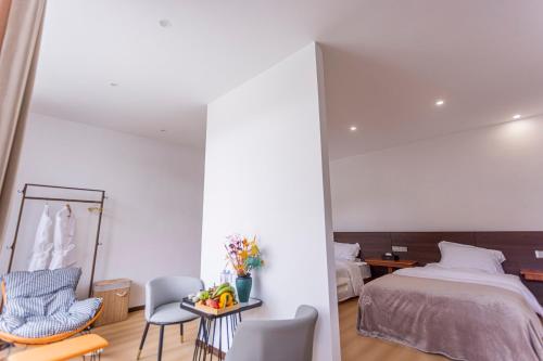 una camera da letto con un letto, un tavolo e delle sedie di 茨姆极光民宿 a Shangri-La