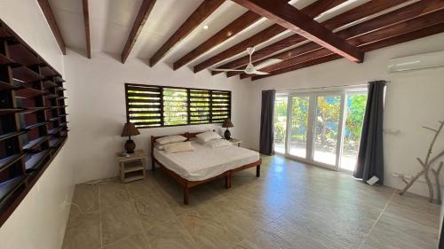 Postel nebo postele na pokoji v ubytování Turtle Bay Beach House