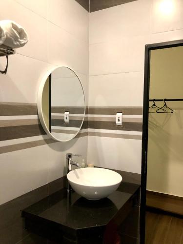 a bathroom with a sink and a mirror at Smiling Pine Dalat in Ấp Man Ling