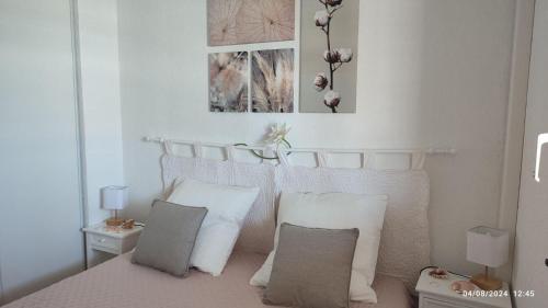- une chambre blanche avec un lit et deux oreillers dans l'établissement Six fours T3 vue mer exceptionnelle, à Six-Fours-les-Plages
