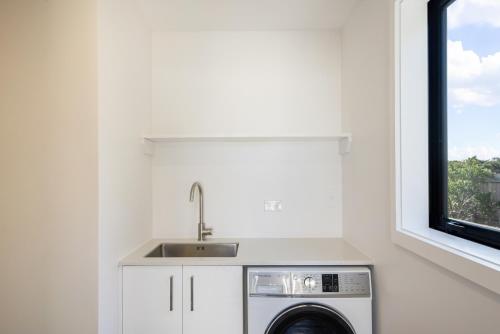 Kuchyň nebo kuchyňský kout v ubytování Sunset Shores - Paraparaumu Beach Retreat