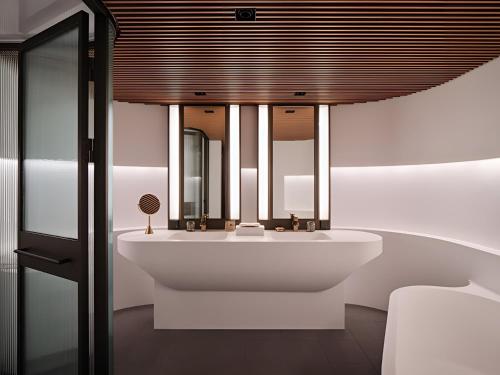 un bagno con un lavandino bianco e uno specchio di Ananti at Gangnam a Seul
