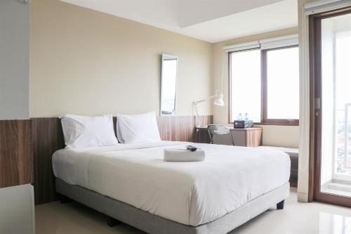 Katil atau katil-katil dalam bilik di Modern Look and Homey Studio Apartment Gateway Park LRT City Jatibening By Travelio
