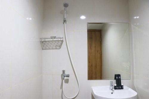 Bilik mandi di Modern Look and Homey Studio Apartment Gateway Park LRT City Jatibening By Travelio