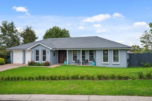 una pequeña casa blanca con patio en Time2Reflect - the most relaxing Bowral getaway!, en Bowral