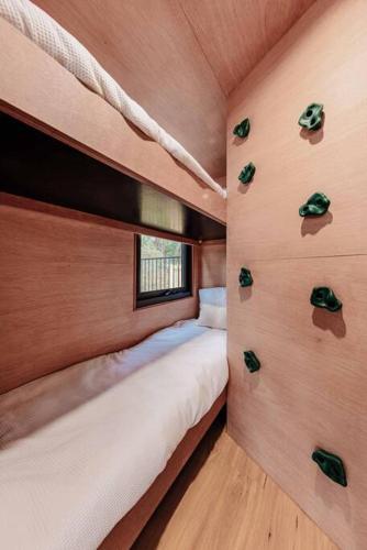 Dos literas en una habitación con ventana. en Tiny family getaway - breathe in the country air, en Glenquarry