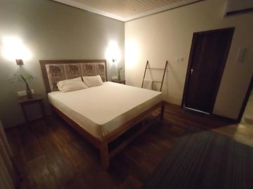 Postel nebo postele na pokoji v ubytování Onilwe Resort Weligama
