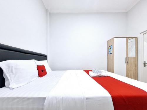 Ένα ή περισσότερα κρεβάτια σε δωμάτιο στο RedDoorz near STIE YKPN 3
