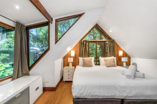 Una cama o camas en una habitación de Shambhala @ Byron