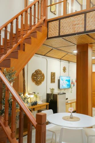 TV a/nebo společenská místnost v ubytování Buri Gallery House