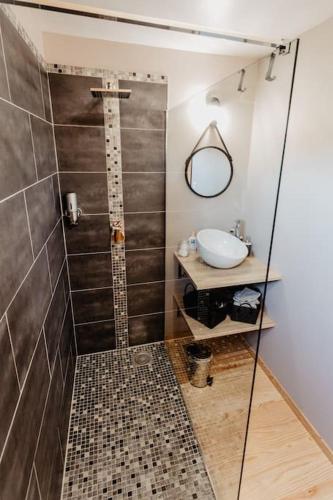 une salle de bain avec un lavabo et une douche dans l'établissement Gîte Ô Sparadis Maroilles, à Maroilles