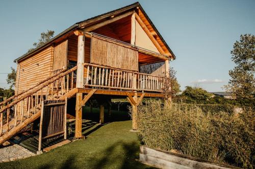 une grande cabine en bois avec une grande terrasse dans l'établissement Gîte Ô Sparadis Maroilles, à Maroilles