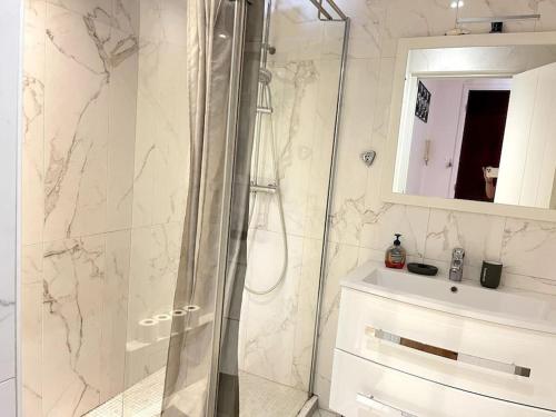 une salle de bain avec douche et lavabo dans l'établissement Nice Les palais de la Med, à Nice