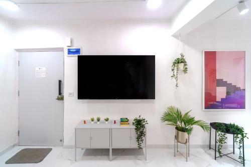 TV a/nebo společenská místnost v ubytování Bianca 2BHK Bandra W by The Bombay Home Company