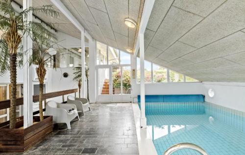 Bazén v ubytování Stunning Home In Roslev With Sauna nebo v jeho okolí