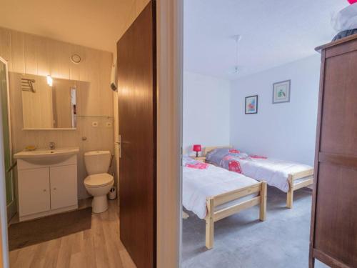une salle de bain avec un lit, des toilettes et un lavabo dans l'établissement Les Gets: 2P, proche pistes, garage, navettes - FR-1-802-92, aux Gets