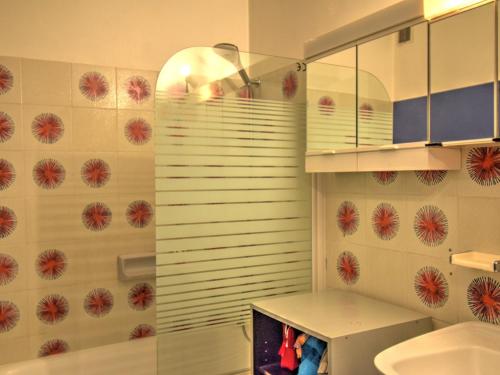 La salle de bains est pourvue d'une douche et d'une télévision. dans l'établissement Studio confortable 4 personnes à Morzine, animaux acceptés et garage privé - FR-1-524-129, à Morzine