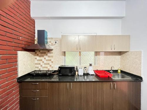 Kuchyň nebo kuchyňský kout v ubytování BedChambers Serviced Apartment, Jubilee Hills