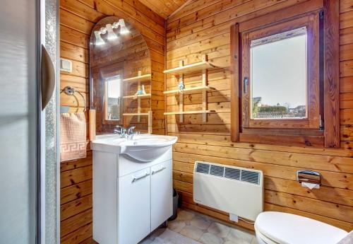 a bathroom with a sink and a toilet at Grabner, Haus 2 in Ueckeritz