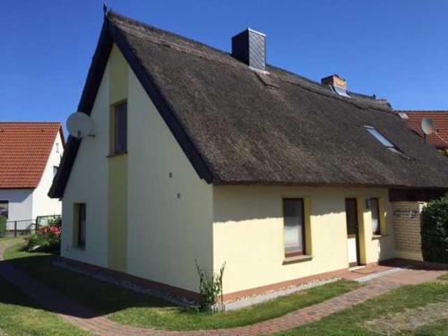 ユッケリッツにあるFerienhaus Fam Wegnerの茅葺き屋根の白屋敷