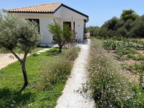 a house with a path leading to a garden at Nella valle dei templi e al mare in Villaggio Mosè
