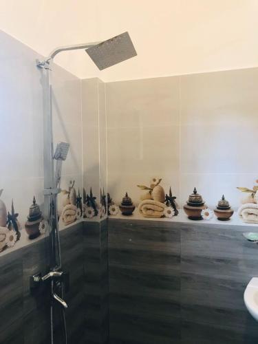 Bilik mandi di Sri White Villa Airport Boutique Hotel