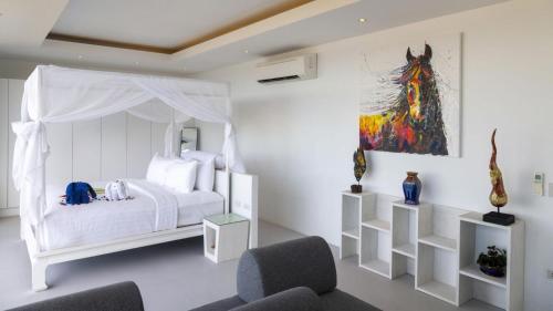 Postel nebo postele na pokoji v ubytování Luxurious Beachfront Five Bedrooms Bella Samui Beach Villa