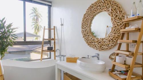 Koupelna v ubytování Luxurious Beachfront Five Bedrooms Bella Samui Beach Villa
