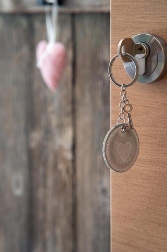 a lock on a door with a heart on it at Nagelehof Apartment Bendelstein in Navis